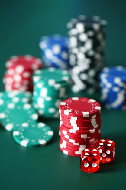 Jetons de poker sur table verte