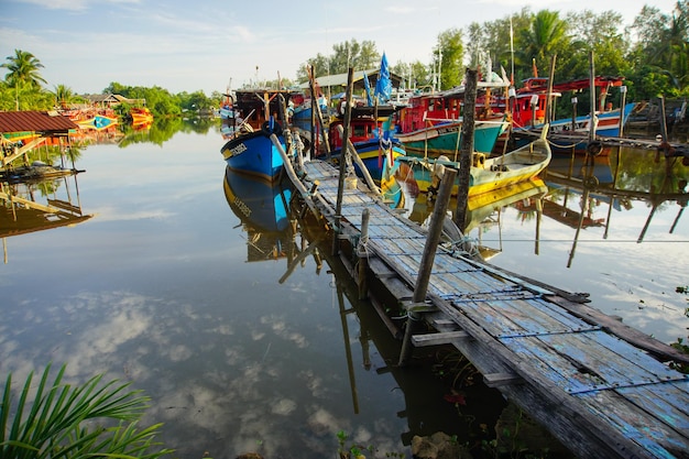Jetty par des bateaux amarrés dans la rivière