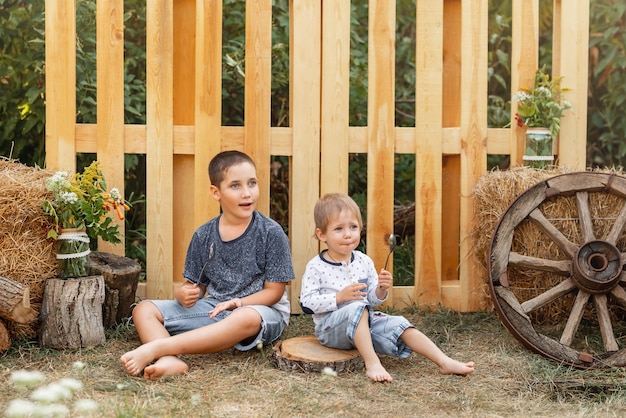 Jeu d'activité amusant pour les enfants sur une aire de jeux en dehors de l'enfance