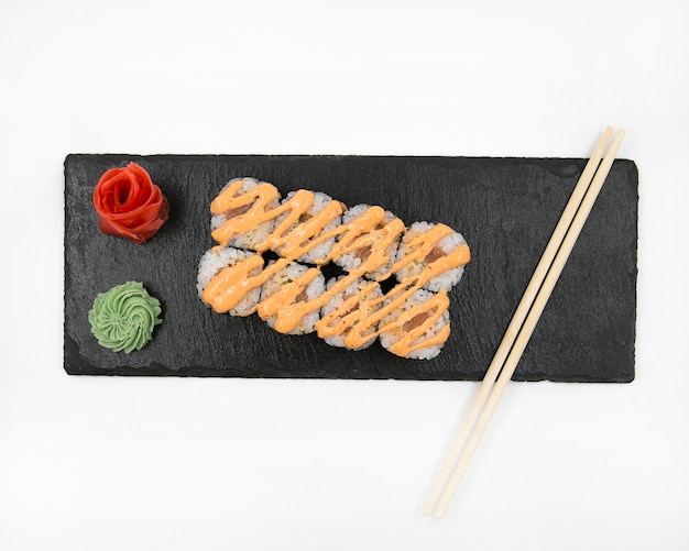 Jeu de baguettes sushi isolé sur fond blanc