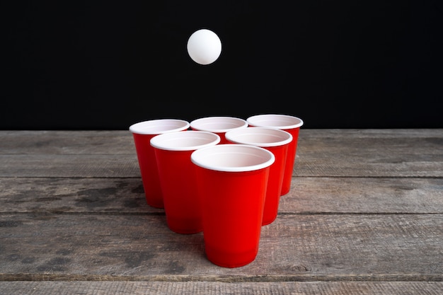 Jeu Beer Pong sur une table en bois