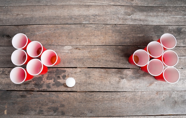 Jeu Beer Pong sur une table en bois