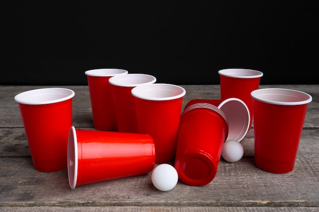 Jeu Beer Pong sur une table en bois