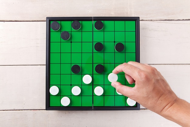 Jeu Checker sur la carte verte vue ci-dessus sur la table en bois.