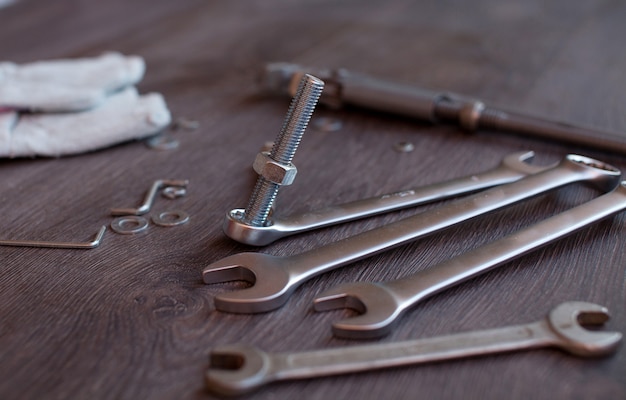 Jeu de clés. Clés de différentes tailles sur bois noir. Outils métalliques