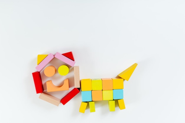 Photo jeu de construction en bois coloré pour enfants figure de chat ou de chien fond blanc vue de dessus