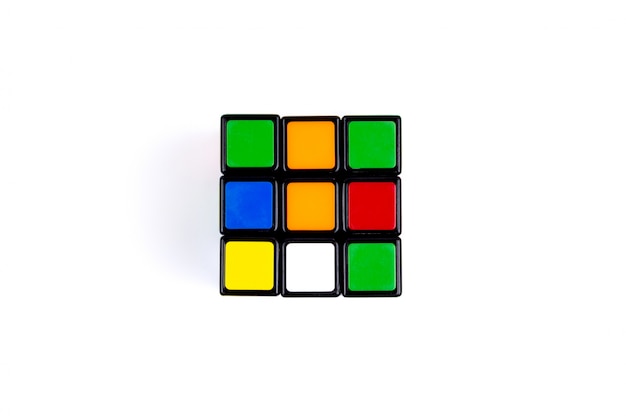 Jeu cube multicolore sur blanc