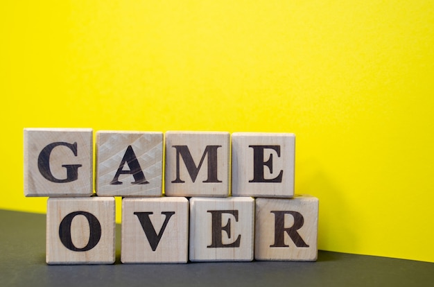 Jeu sur des cubes en bois avec des lettres