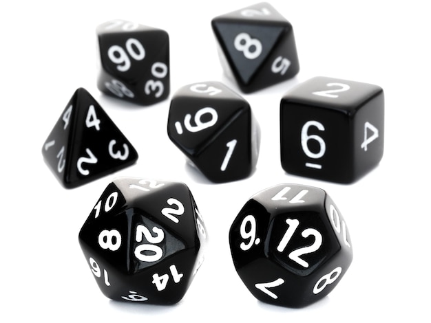 Un jeu de dés RPG DND noirs isolés sur un jeu de 7 dés blancs