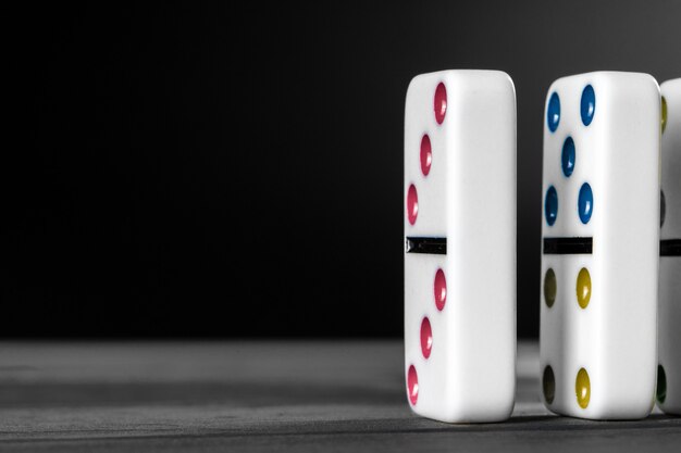 Jeu de domino. Dominos sur un tableau noir