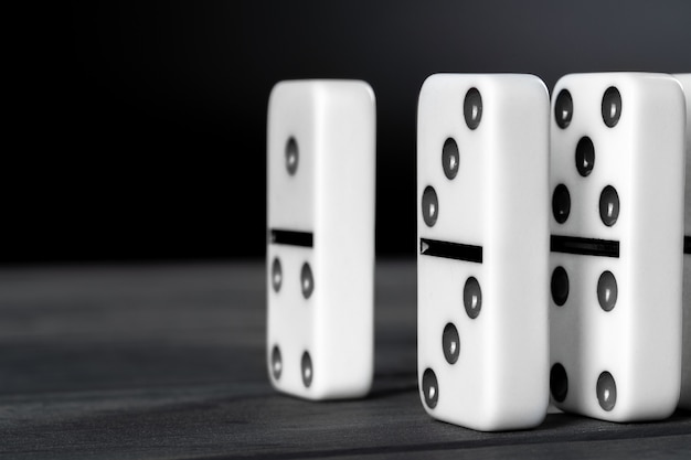 Jeu de domino. Dominos sur un tableau noir