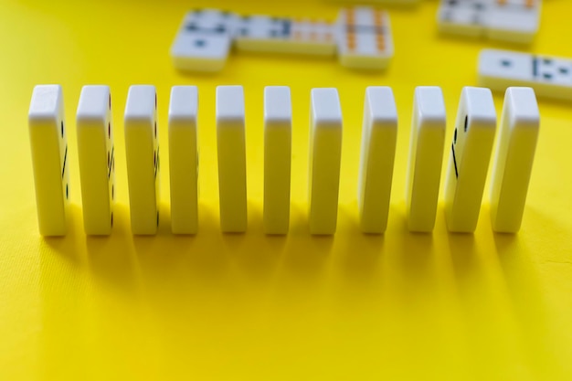jeu de dominos sur fond jaune
