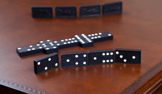 Jeu de dominos sur table en cuir