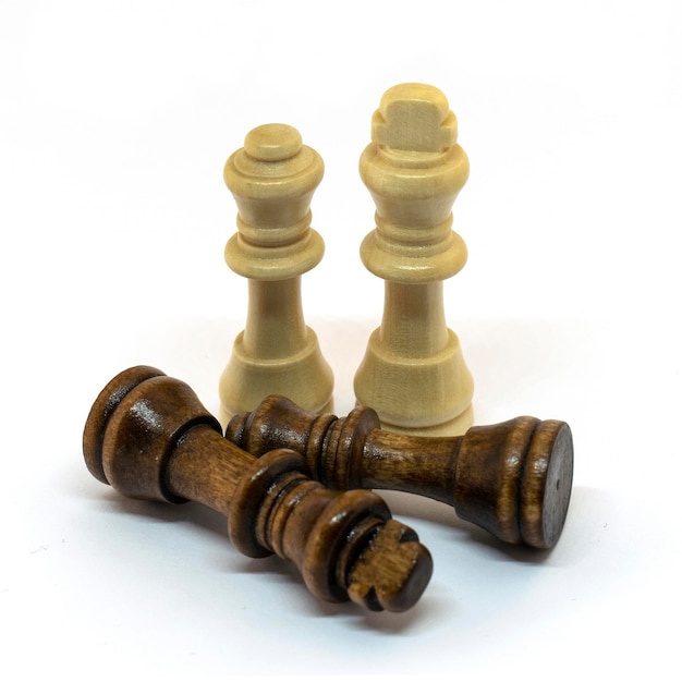 Jeu d'échecs en bois simple dans une variété de positions isolé sur fond blanc