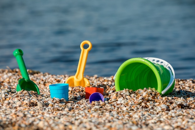 Jeu d'enfants avec du sable au bord de la mer