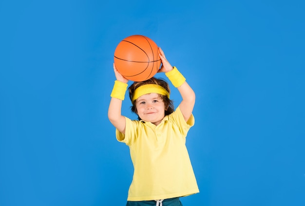 Jeu d'entraînement de basket-ball garçon mignon jouant au jeu de sport de basket-ball activités pour enfants petit basketteur