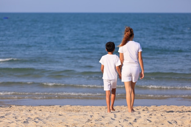 Jeu de famille asiatique sur la plage tropicale