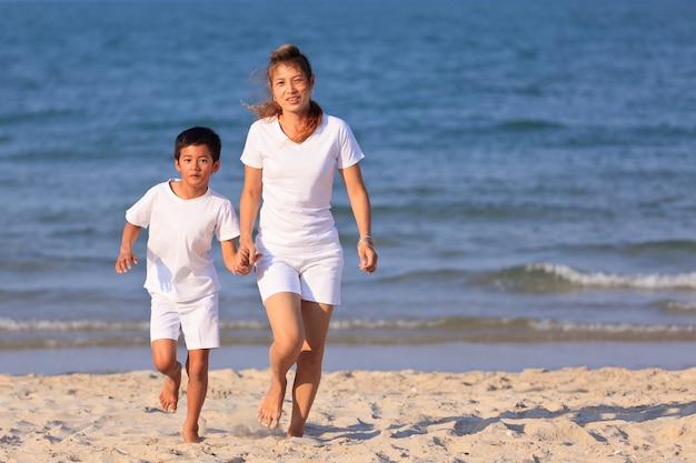 Jeu de famille asiatique sur la plage tropicale