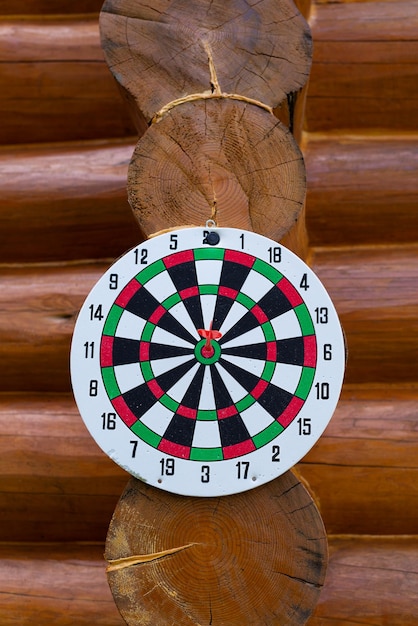 Jeu De Fléchettes Rond Avec Une Fléchette Sur Un Fond De Mur En Bois