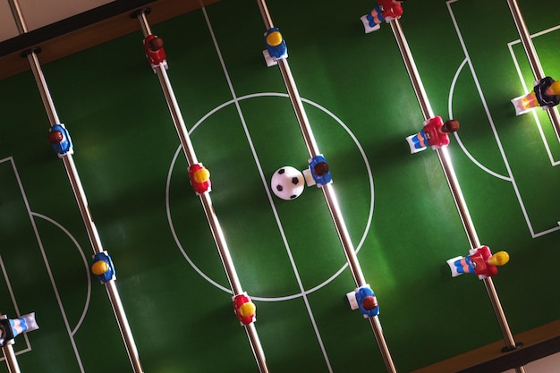 Le jeu de football de table en cours crée un sentiment d'excitation et de compétition