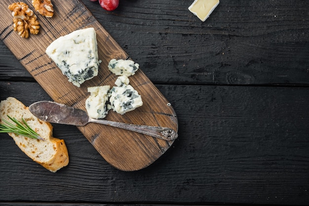 Jeu de Gorgonzola au fromage bleu, sur table en bois noir, mise à plat