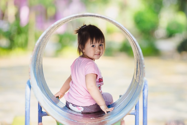 Le jeu gratuit dans la cour de récréation pour bébé et tout-petit est une activité importante pour le développement des enfants.