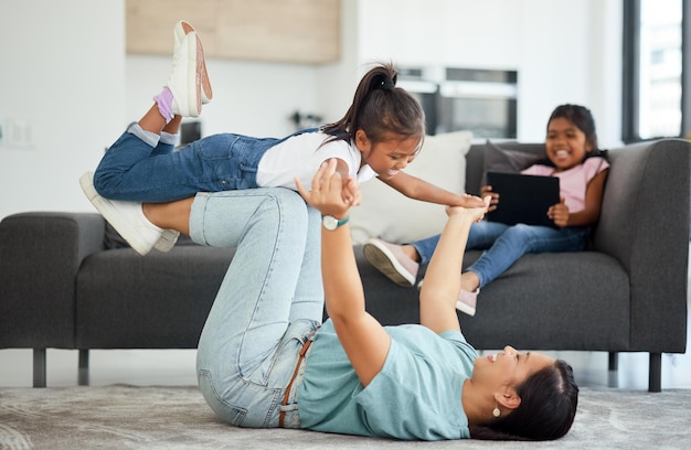 Jeu D'hélicoptère Volant En Famille Et Mère Amusante Avec Les Enfants Dans Le Salon De La Maison, Soins Sur Le Sol Et Sourire D'amour Dans Le Salon De La Maison Bonne Fille Jouant Avec Sa Mère Ensemble