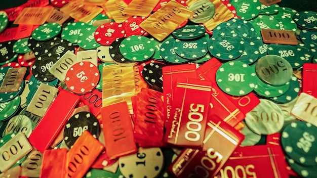 Jeu de jetons de poker éparpillés sur un concept de dépendance au jeu de table de poker vert