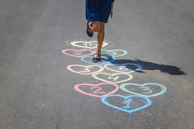 Jeu de marelle sur le trottoir pour enfants