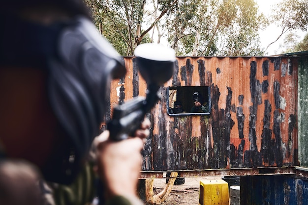 Jeu de paintball pistolet à peinture et hommes en compétition de guerre ou défi sportif en plein air pour le tir à la cible Soldat militaire ou hommes de l'armée faisant une mission d'entraînement au thé dans les bois avec des personnes ou des amis