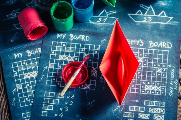 Jeu de papier cuirassé pour enfants en tant que jeu de stratégie