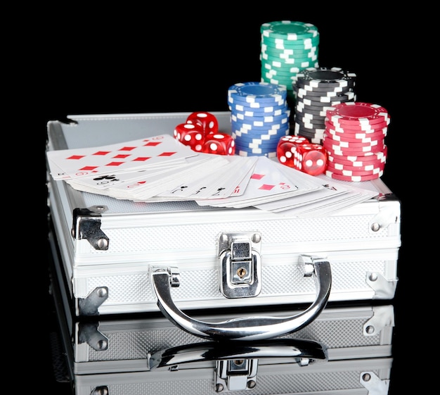Photo jeu de poker sur un boîtier métallique isolé sur fond noir