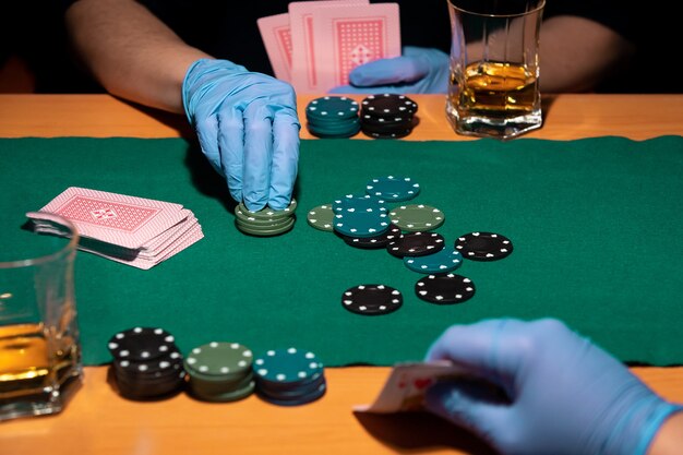 Jeu de poker avec des gants pour la nouvelle normalité