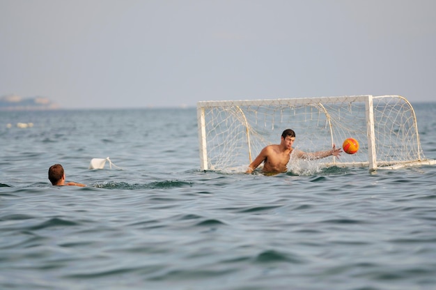 jeu de polo aquatique pendant les vacances d'été