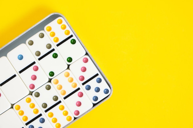 Jeu de société Domino avec fond jaune à colorier coloré dans l'emballage