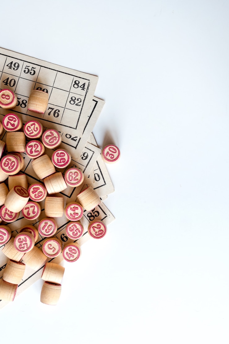 Photo jeu de société family lotto. cartes et barils avec numéros.