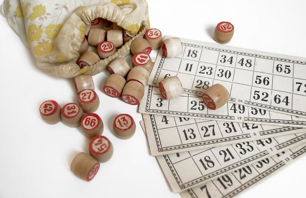 Photo jeu de société sur fond blanc barils et cartes de bingo éléments d'un jeu de loto