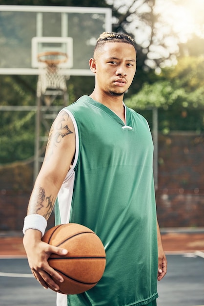 Jeu de sport de portrait de basket-ball et entraînement d'homme pour un événement de fitness professionnel sur le terrain pendant l'été Athlète africain avec détermination faisant du cardio pendant l'exercice sportif pour la compétition