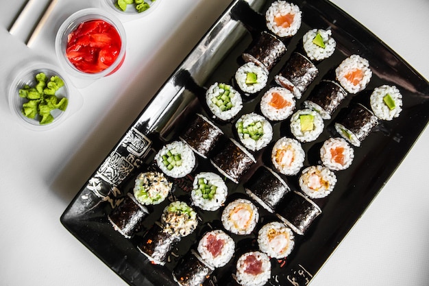 Jeu de sushi gros plan sur fond noir Fruits de mer traditionnels japonais Délicieux rouleau annonce