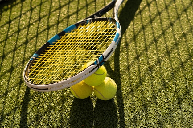 Jeu de tennis. Balle de tennis avec raquette sur le court de tennis. Sport, concept de loisirs.