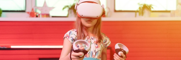 Jeu VR réalité virtuelle gamer enfant fille jouant sur un jeu vidéo de simulation futuriste dans des lunettes 3D
