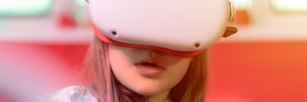 Jeu vr et réalité virtuelle kid girl gamer huit ans s'amuser en jouant sur la prise de vue vidéo de simulation futuriste ou explorer le jeu d'étude dans des lunettes 3d et des joysticks dans la bannière de la technologie de la salle vr