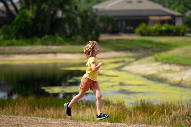 Photo jeun enfant sportif qui court, qui court et qui s'entraîne, qui court en plein air et qui pratique un sport sain pour les enfants.