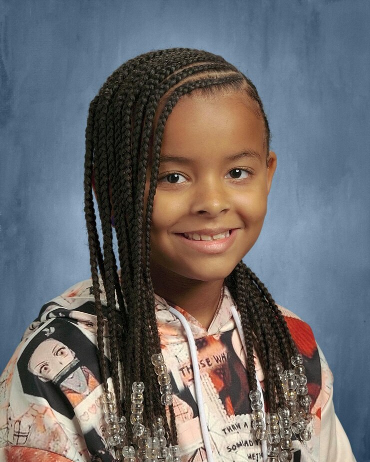 Photo une jeune actrice sud-américaine pose pour sa première journée de photo à l'école.