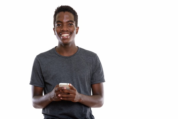 Jeune adolescent africain aux cheveux afro à l'aide de téléphone