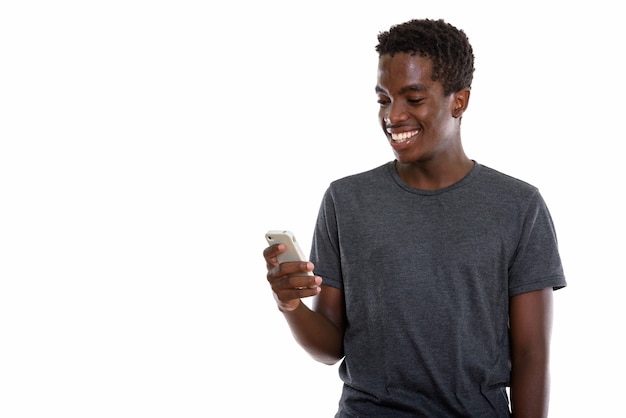 Jeune adolescent africain aux cheveux afro à l'aide de téléphone