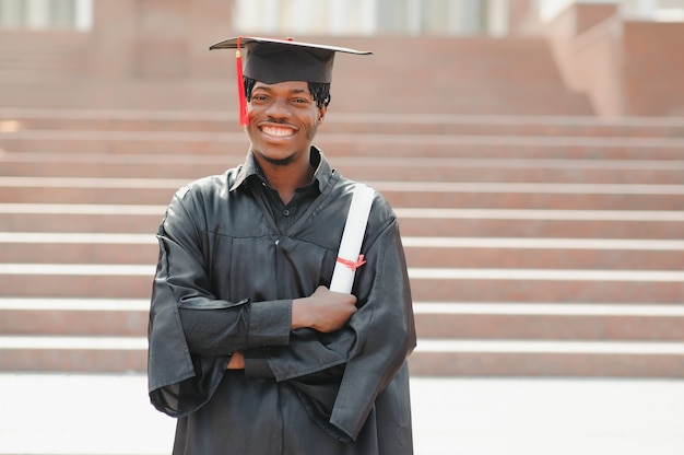 Jeune adolescent afro-américain diplômé