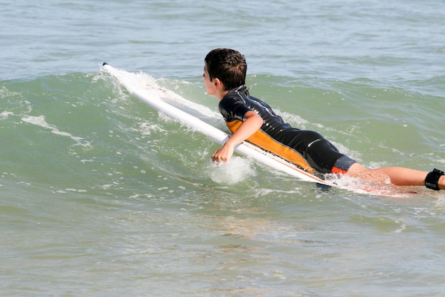 Jeune adolescent apprenant à surfer