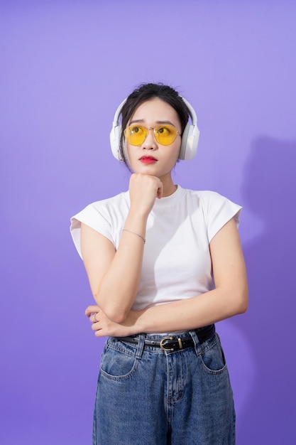 Un jeune adolescent asiatique sur un fond violet