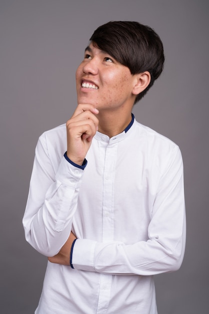 Jeune adolescent asiatique portant des vêtements décontractés intelligents